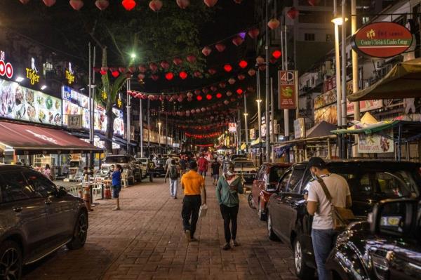 当太阳落山时，Jalan Alor变得充满魔力，五彩缤纷的灯光和大量的食品摊位