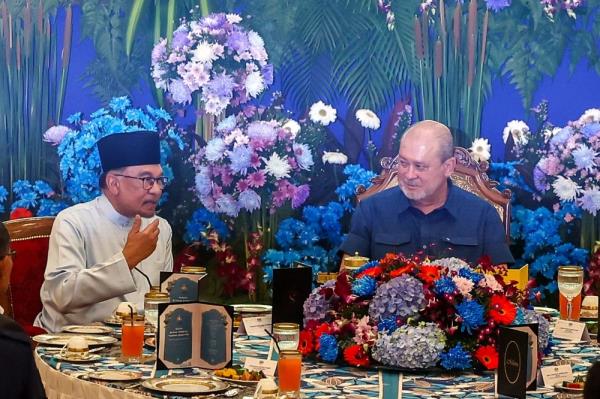 King attends Prime Minister’s Department Aidilfitri open house