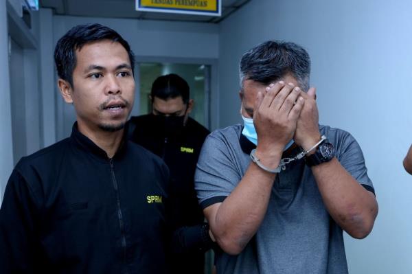 Veterinary officer faces four graft charges