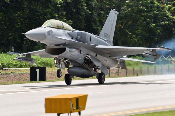 国防部:RSAF -16战机在新加坡登加空军基地坠毁，飞行员正在接受医疗救治