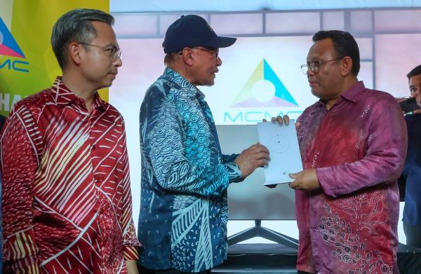 安瓦尔总理为马来西亚理工大学吉隆坡分校带来科技新纪元：Starlink卫星设备正式亮相