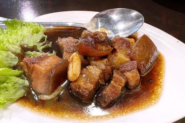 猪肉‘adobo’和‘tortang talong’的美味邂逅：在Taman Desa的De Manila咖啡馆品尝菲律宾经典美食之旅